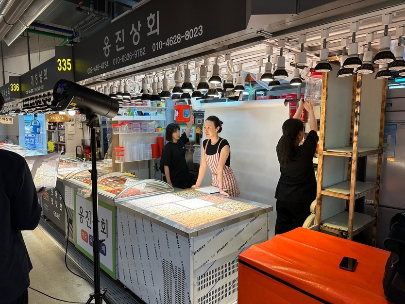 제24회 소래포구 축제 기념 생태자원·구민 주제 특별 포스터 제작하고 있다. ⓒ 남동구 제공