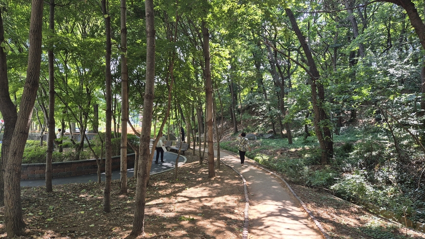 남동구, 오봉근린공원에 맨발 산책로 15개소 운영으로 주민 만족도 높이고 있다. ⓒ 남동구 제공