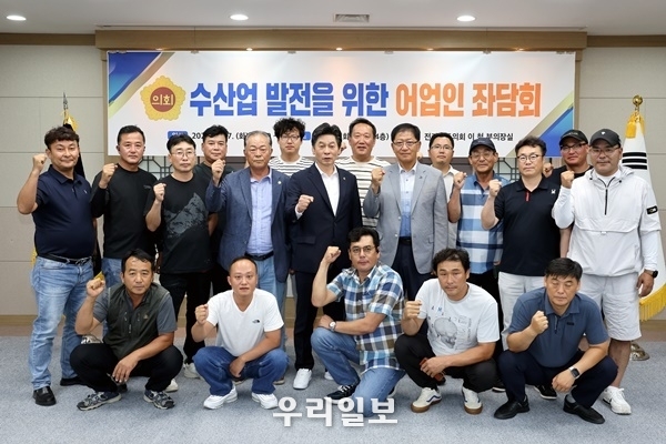 이 철 부의장(더불어민주당, 완도1) 지난 27일 이철 부의장과 어업인들이 기념촬영을 하고 있다.