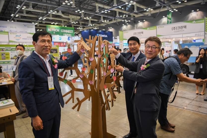 송병억 수도권매립지관리공사장이 RETECH 2024 부스 운영에 참여하고 있다. ⓒ 수도권매립지관리공사 제공