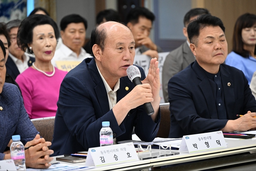 박형덕 시장이 시청 대회의실에서 시의 향후 전망을 제시하고 경기북부의 새로운 도약을 위한 ‘경기북부 시군 비전 순회 간담회’에 인사말을 하고 있다. ⓒ 동두천시 제공