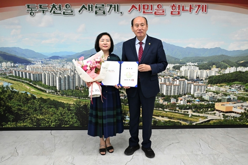 박형덕 동두천시장이, 9월 ‘1일 명예시장’ 에 윤한옥 동두천시 여성단체협의회장 위촉하고 있다 ⓒ 동두천시 제공