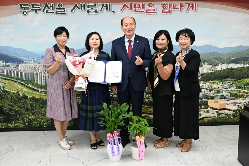 박형덕 동두천시장이, 관계자들과 9월 ‘1일 명예시장’ 에 윤한옥 동두천시 여성단체협의회장 위촉 후 기념촬영을 하고 있다 ⓒ 동두천시 제공