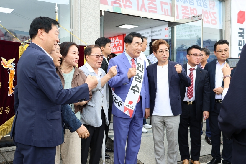 안상수 국민의힘 강화군수 예비후보 개소식에 함께 화이팅을 외치고 있다. ⓒ 우리일보 db