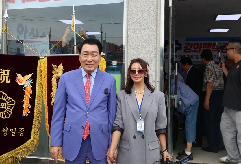 안상수 국민의힘 강화군수 예비후보가 우리일보 노연숙기자와 한컷 사진을 찍고 있다. ⓒ 우리일보 db