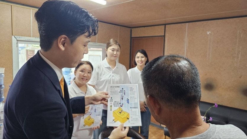 6일 신천지 인천교회 안내자가 안내문의 내용을 보며 상인에게 에어매트 사용법에 대해서 설명해주고 있다.ⓒ 신천지 인천교회