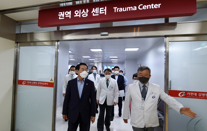 유정복 인천시장이 9일 가천대 길병원에서 양혁준 권역응급의료센터장과 응급의료센터를 방문하고 있다. ⓒ 인천시 제공