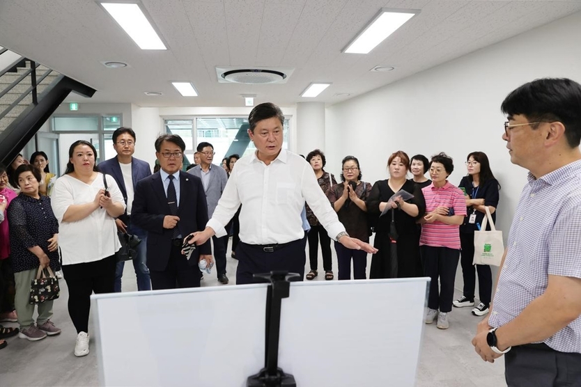 이영훈 미추홀구청장은 ‘현장 공감, 소통 동행’을 마무리 하고 있다. ⓒ 미추홀구청 제공