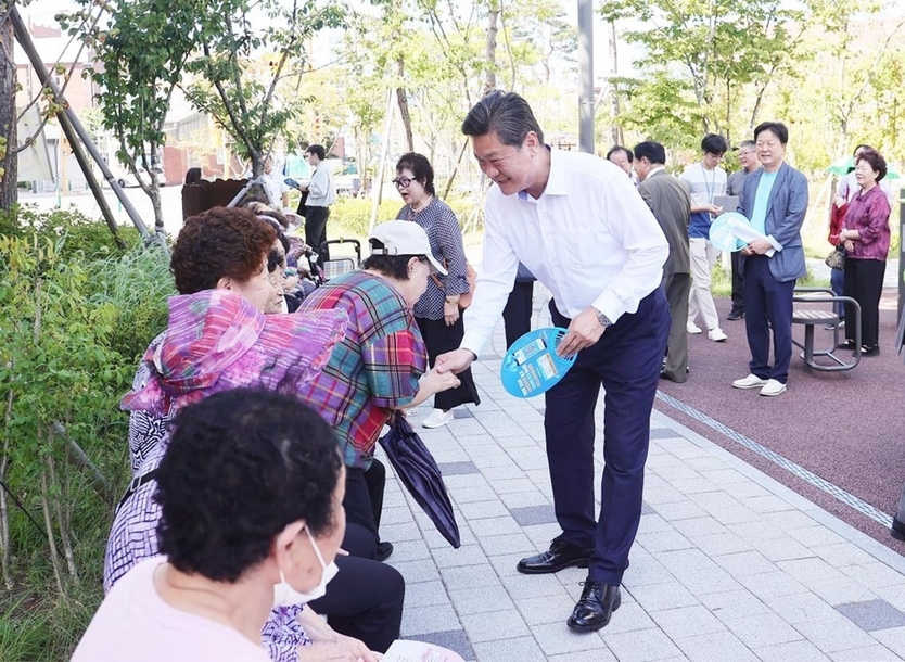 이영훈 미추홀구청장은 ‘현장 공감, 소통 동행’을 마무리 하고 있다. ⓒ 미추홀구청 제공