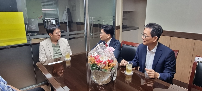 강신면 인천조달청장(가운데)이 추석명절을 앞두고 인천 아동복지시설인 보라매보육원을 방문해 성금을 전달하고 관계자와 대화를 나누고 있다.ⓒ인천조달청