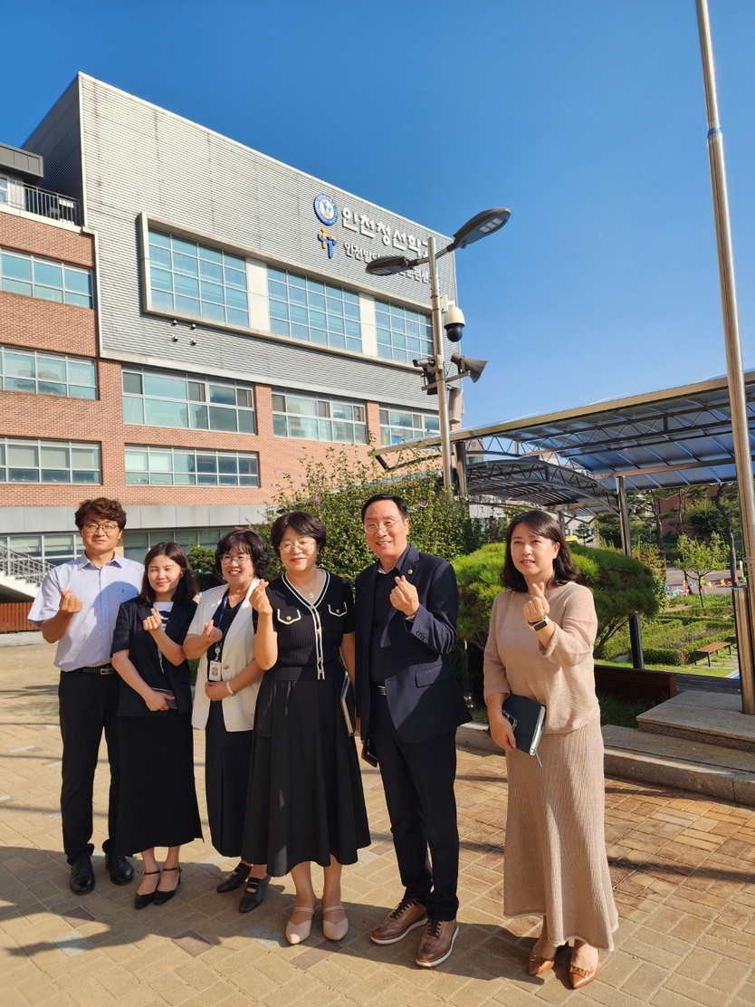 인천시의회 한민수 의원, 동부권 공립 특수학교 및 12개 초중고 찾아 교육현안 청취하고 기념촬영을 하고 있다. ⓒ 인천시의회 제공