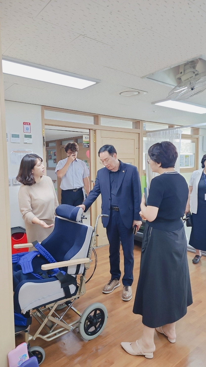 인천시의회 한민수 의원, 동부권 공립 특수학교 및 12개 초중고 찾아 교육현안 청취하고 기념촬영을 하고 있다. ⓒ 인천시의회 제공