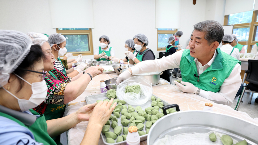 정해권 의장이, 연수1동 새마을부녀회 추석맞이 송편 나눔행사를 가지며 회원들과 담소를 나누고 있다. ⓒ 인천시의회 제공