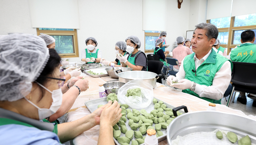 정해권 의장이, 연수1동 새마을부녀회 추석맞이 송편 나눔행사를 가지며 회원들과 담소를 나누고 있다. ⓒ 인천시의회 제공