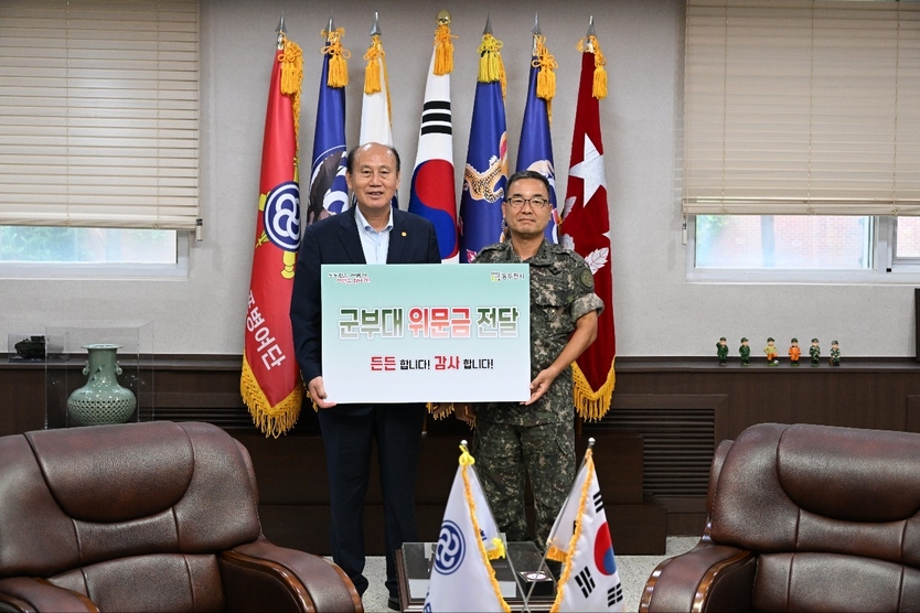 박형덕 동두천시장이, 2024년 추석맞이 군부대 등 위문금을 전달하고 있다. ⓒ 동두천시 제공
