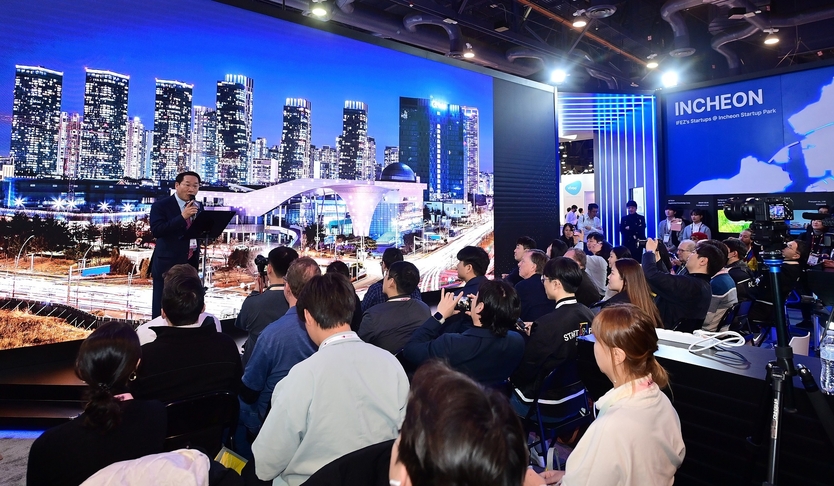 유정복 시장이 CES 2024 인천 미디어 스테이지에서 미래비전을 제시하고 있다. ⓒ 인천경제청 제공