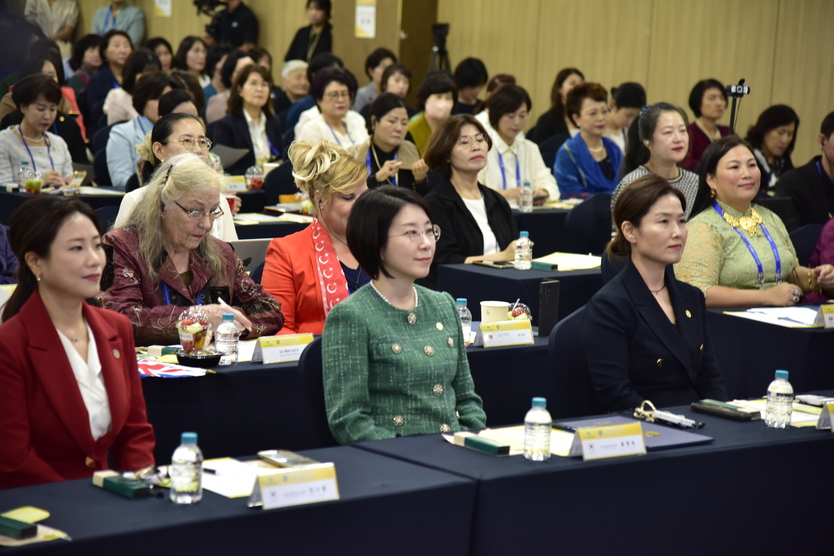 윤현숙 대표와 관계자들이 세계여성평화 콘퍼런스 참석한 대회 관계자들이 경청하고 있다. ⓒ 우리일보 db