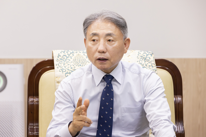 윤환 구청장이 민선 8기 계양의 청사진 관련 인터뷰를 가지고 있다. ⓒ 계양구 제공