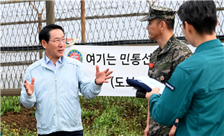 유정복 인천시장이 9월 18일 강화군 송해면 당산리 대남 소음방송 현장을 찾아 군 관계자로부터 현황을 보고받고, 주민들의 애로사항을 청취하고 있다. ⓒ 인천시 제공