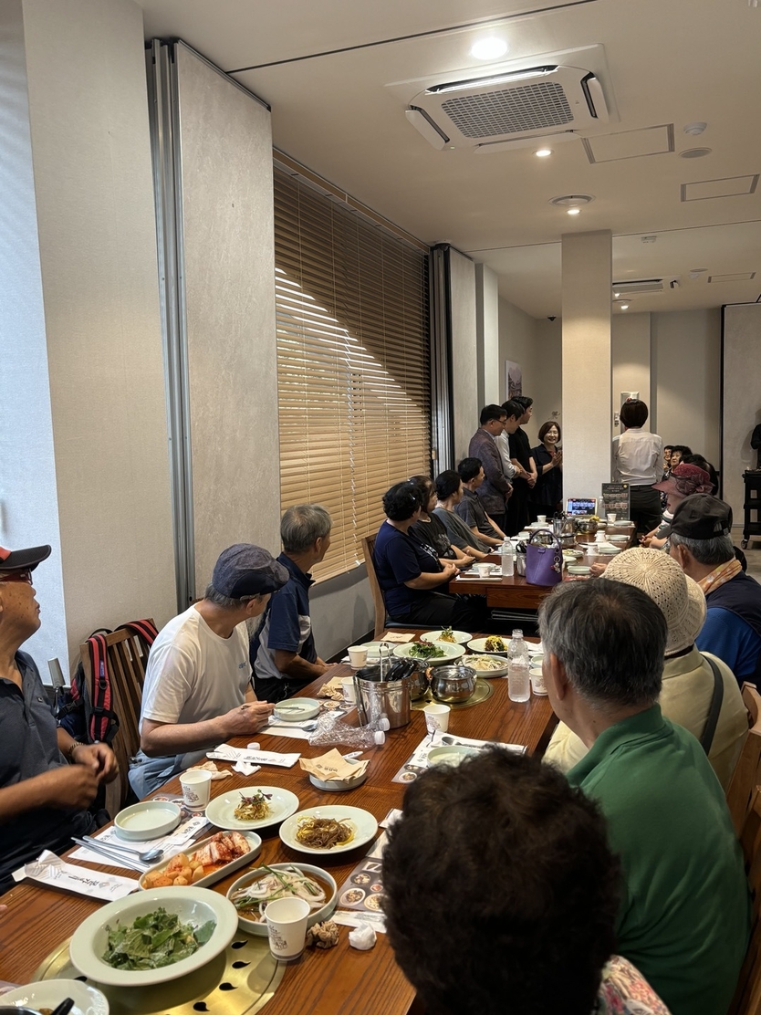 이진영 몯갈비 대표가 추석맞아 '지역사회 갈비탕 한끼나눔' 봉사활동 진행하고 기념촬영을 하고 있다. ⓒ 몯갈비 제공