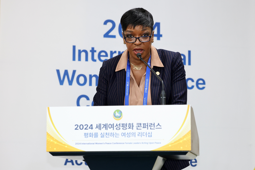 19일 경기도 가평군 소재 켄싱턴리조트에서 열린 ‘2024 세계여성평화 콘퍼런스’에서 응고지 오라부에제(Dr. Ngozi Orabueze) 비아프라 내각 참모총장(Chief of Staff of Biafra)이 오픈마이크 세션에서 발언하고 있다.ⓒIWPG