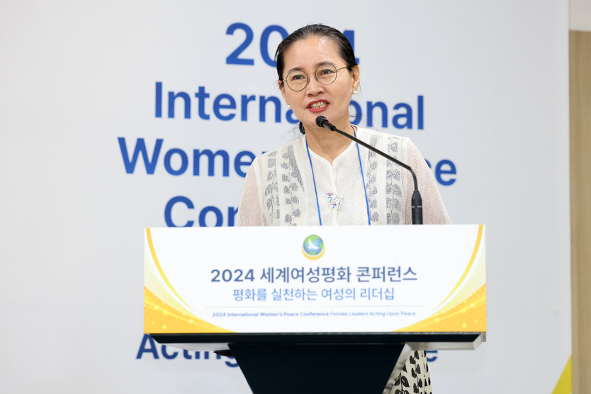 19일 경기도 가평군 소재 켄싱턴리조트에서 열린 ‘2024 세계여성평화 콘퍼런스’에서 마리아 마르따 라꾸뚜르(Hon. Maria Martha Lacouture) 콜롬비아 바예두파르시청 경제개발·환경 및 관광부 국장(Secretary of Economic Development, Environment and Tourism, Valledupar City Hall)이 오픈마이크 세션에서 발언하고 있다.ⓒIWPG