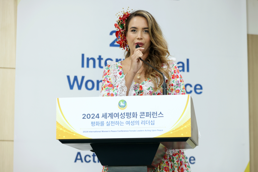 19일 경기도 가평군 소재 켄싱턴리조트에서 열린 ‘2024 세계여성평화 콘퍼런스’에서 마리아 마르따 라꾸뚜르(Hon. Maria Martha Lacouture) 콜롬비아 바예두파르시청 경제개발·환경 및 관광부 국장(Secretary of Economic Development, Environment and Tourism, Valledupar City Hall)이 오픈마이크 세션에서 발언하고 있다.ⓒIWPG