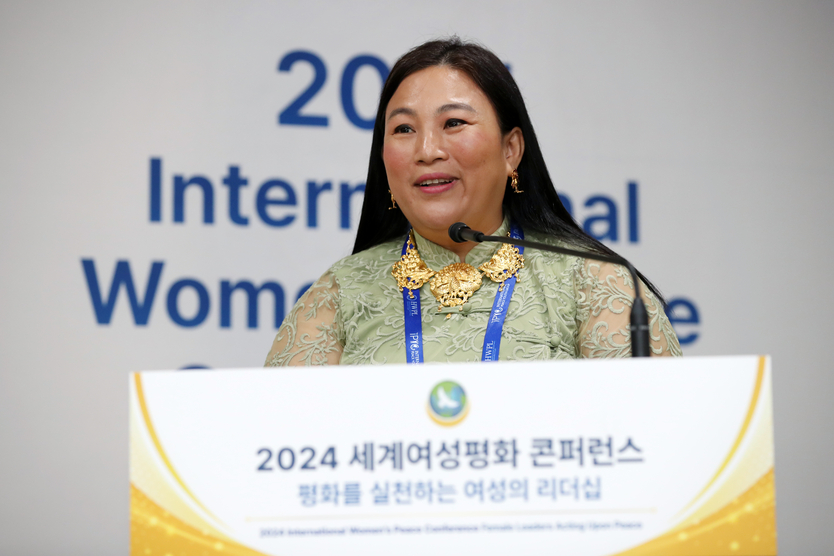 19일 경기도 가평군 소재 켄싱턴리조트에서 열린 ‘2024 세계여성평화 콘퍼런스’에서 딴달 아웅(Ms. Thandar Aung) 미얀마 전문기관(Myanmar Professional Institute) 설립자가 오픈마이크 세션에서 발언하고 있다.ⓒIWPG