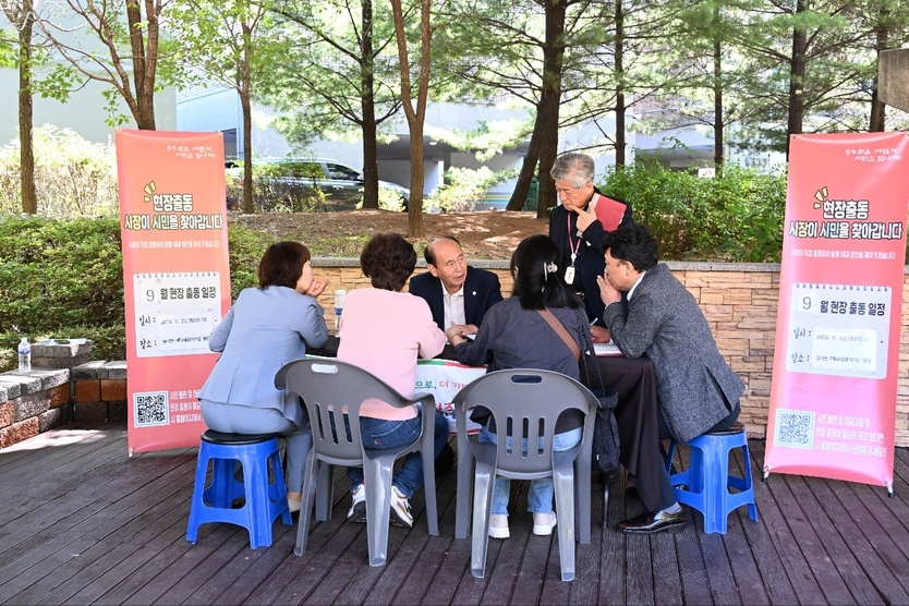 박형덕 동두천시장이, 9월 중 ‘현장 출동, 시장이 시민을 찾아갑니다’ 에서 시민들과 만나 대화를 가지고 있다. ⓒ 동두천시 제공