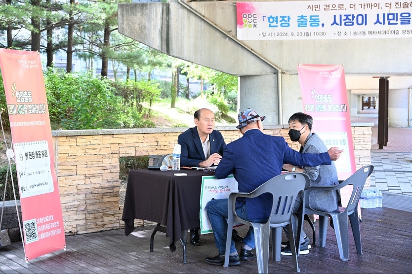 박형덕 동두천시장이, 9월 중 ‘현장 출동, 시장이 시민을 찾아갑니다’ 에서 시민들과 만나 대화를 가지고 있다. ⓒ 동두천시 제공