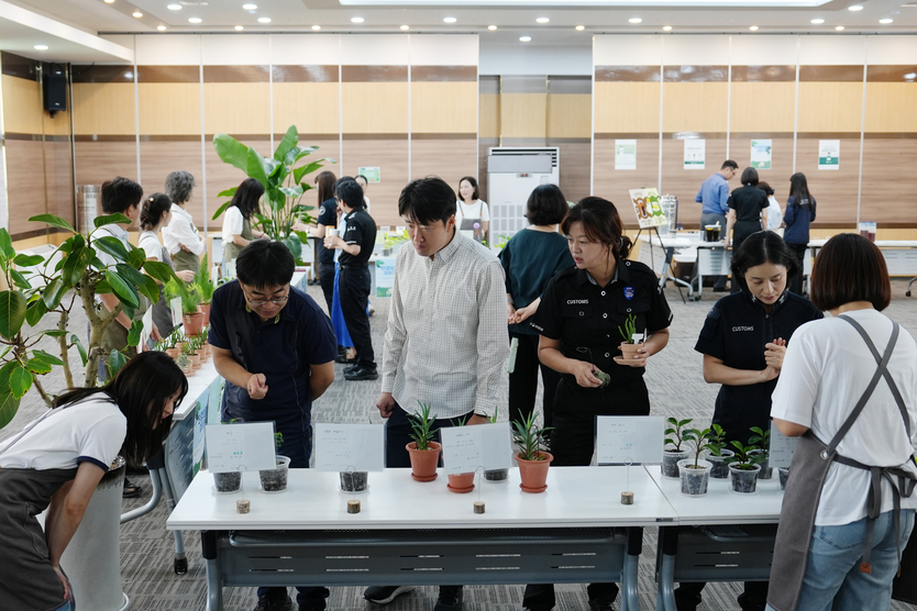 인천본부세관 직원들이 그린어스(GREEN US)캠페인에 참가하고 있다.ⓒ인천본부세관