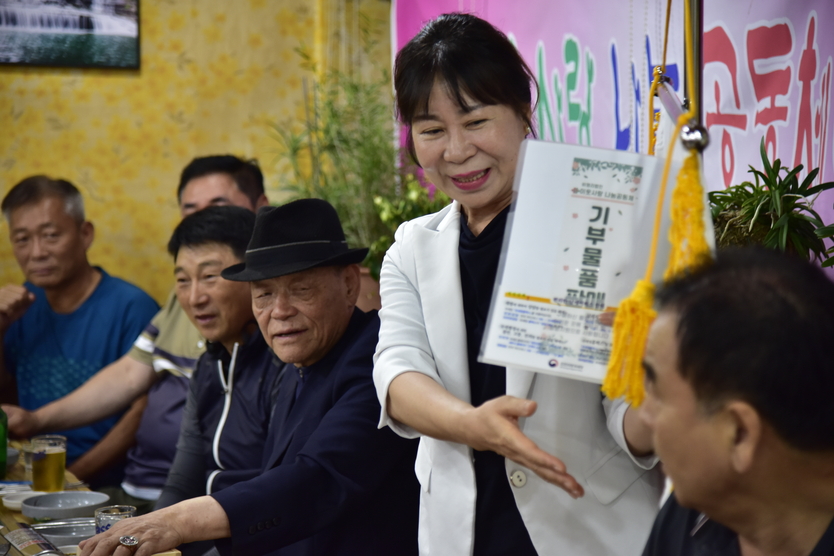 김명희 이웃사랑나눔공동체 회장이 9월 월례회를 진행하고 있다.