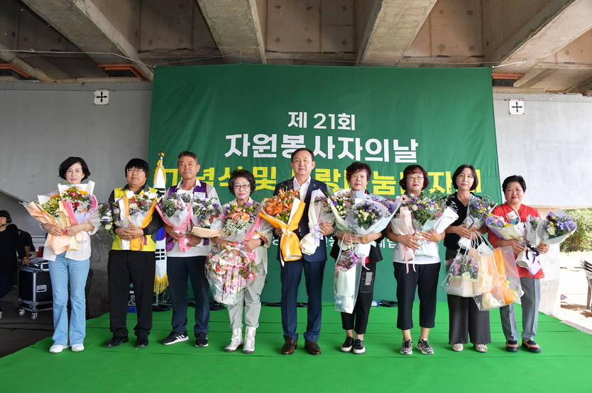 이병노 담양군수가 수상자들과 기념촬영을 하고 있다. ⓒ 담양군 제공