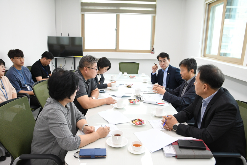 전경애 의장과 관계자들이 미추홀구의회가 미추홀구 다목적 실내 체육관 건립 및 개선 간담회 개회하고 있다. ⓒ 미추홀구의회 제공