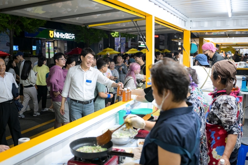 27일 노관규 순천시장이 2024 순천 푸드앤아트페스티벌 축제장에서 시민들과 함께 하고 있다 ⓒ 순천시청 제공