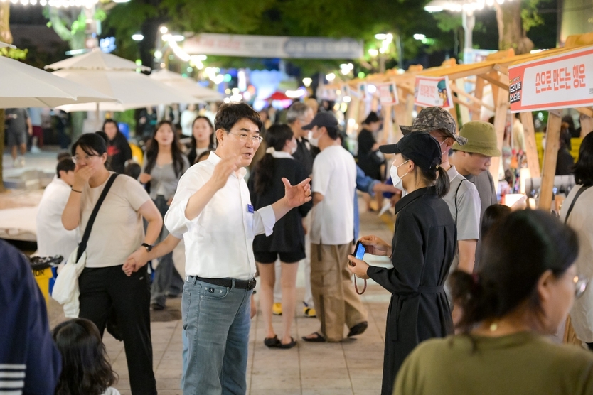 27일 노관규 순천시장이 2024 순천 푸드앤아트페스티벌 축제장에서 시민들과 함께 하고 있다 ⓒ 순천시청 제공