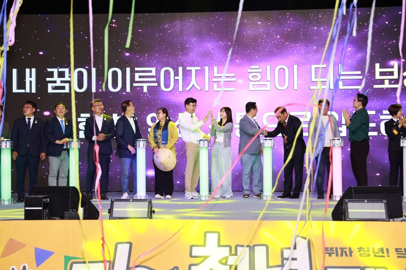 김철우 보성군수가 27일 보성 공설운동장에서 아이, 청소년, 청년, 다문화가족이 함께 ‘제1회 녹차수도 보성 다 청년 페스티벌’ 성공 개최를 위한 개막 퍼포먼스를 하고 있다 ⓒ 보성군 제공