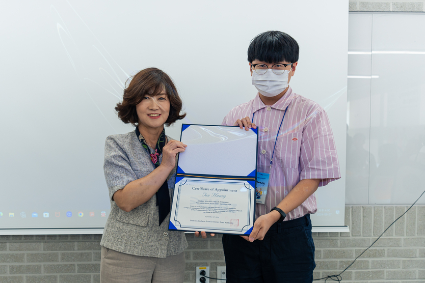 심순옥 IFEZ 스마트시티과장이 지난 27일 IFEZ 스마트시티 리빙랩 시민참여단 발대식에서 리빙랩 앰버서더에게 임명장을 수여하고 있다 ⓒ 인천경제청 제공