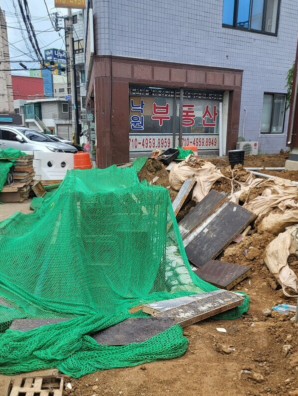 우수 유입 통로 박스가 지면보다 높게 시공된 것으로 보여 불법 시공이란 지적 ⓒ 우리일보 db