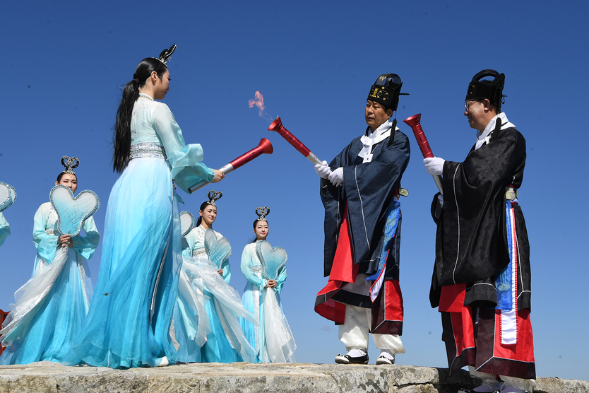 마니산 참성단에서 ‘제4356주년 개천대제 봉행’과 ‘제105회 전국체전 채화식’을 개최하고 있다. ⓒ 강화군 제공