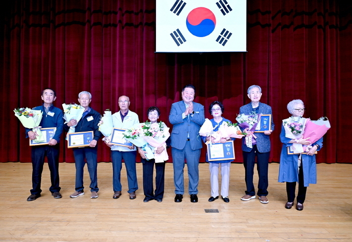 김경일 파주시장이, 제28회 노인의 날 기념식에서 유공자 43명 표창을 수여 후 기념촬영을 하고 있다. ⓒ 파주시 제공