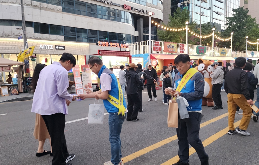 광주 동구 충장로 충장축제 현장) 대한민국 국화동호회 국향대전 홍보 나서고 있다..ⓒ 함평군 제공