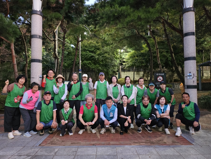 박종효 구청장이 논현1동, 오봉산전원마을 주민들 깨끗한 마을 만들기 동참하고 기념촬영을 하고 있다, ⓒ 남동구 제공