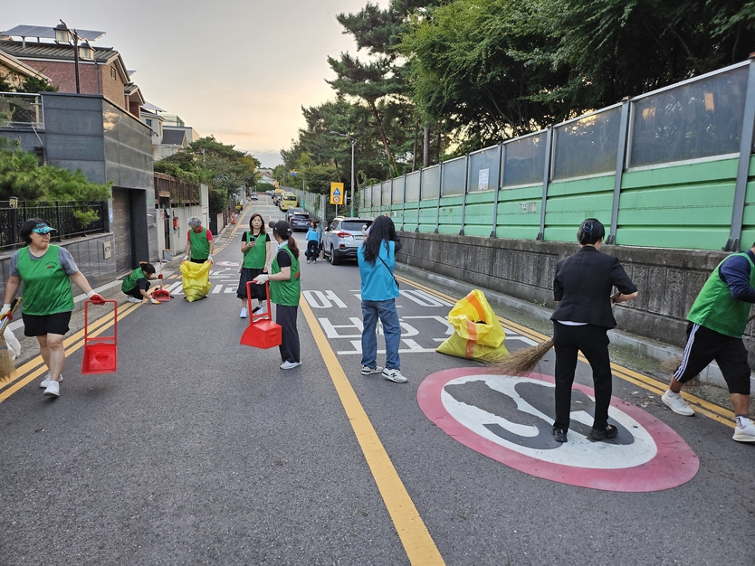 남동구 논현1동, 오봉산전원마을 주민들 깨끗한 마을 만들기 동참하고 있다, ⓒ 남동구 제공