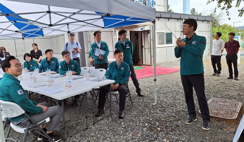 박범수 농림축산식품부 차관이 최근 나주를 방문해 윤병태 시장과 고병원성 조류인플루엔자(AI) 특별방역대책 돌입에 따른 방역 현황을 점검했다. ⓒ 나주시 제공
