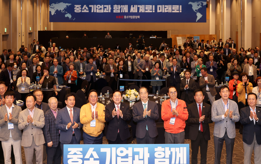 해비치호텔 제주에서 열린 2024 중소기업 리더스포럼 개막식에서 김기문 중기중앙회장(앞줄 왼쪽 여섯번째)과 한덕수 국무총리(앞줄 왼쪽 일곱번째) 등이 기념촬영을 하고 있다.ⓒ중소기업중앙회 인천지역본부