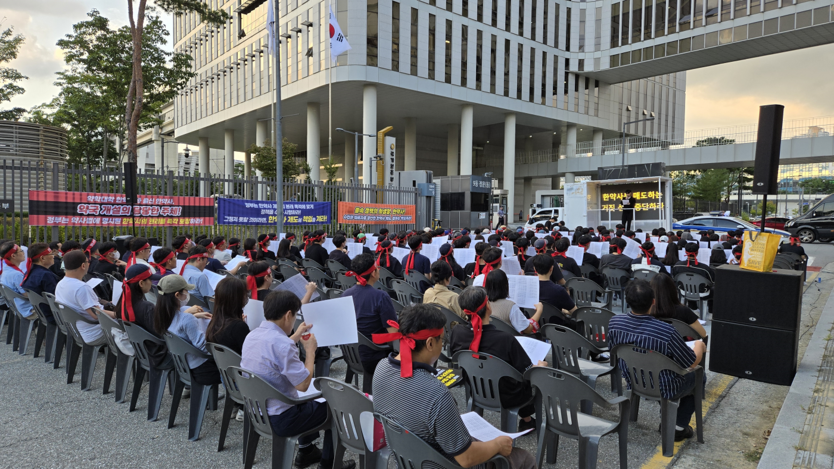 지난달 26일 보건복지부 정문 앞에서 정부에 한의약분업 이행과 한약사제도에 대한 책임을 묻는 규탄대회를 가진 한약학과 학생들과 현직 한약사들..ⓒ대한한약사회