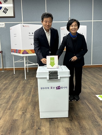 더불어민주당 한연희 강화군수 후보 내외가 사전투표를 하고 있다. ⓒ 우리일보 db