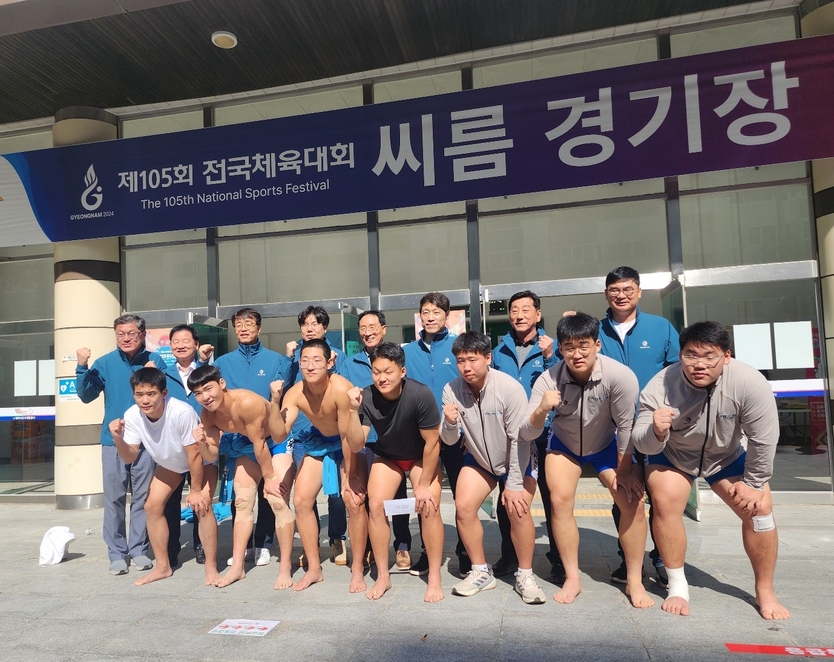 이용창 교육위위원장과 교육위원들이 ‘제105회 전국체육대회’에 출전한 인천시 소속 고등학교 선수단을 격려하고 있다. ⓒ 인천시의회 제공