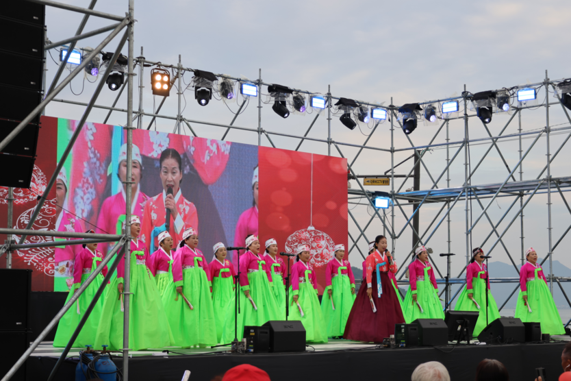 13일 축제장 공연에 시니어 출연자들이 축제장 무대에서 공연을 펼치고 있다. ⓒ 우리일보 노연숙 기자